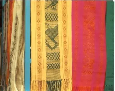 Exemples de chemins de table réalisés au métier à tisser ceinture à Santo Tomás Jalieza, Oaxaca, Mexique
