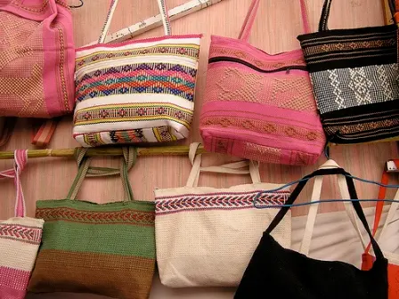 Exemples de sacs réalisés au métier à tisser ceinture à Santo Tomás Jalieza, Oaxaca, Mexique