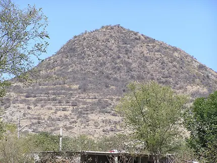 Montagne à côté du centre du village de Santo Tomás Jalieza où s’élevait jadis le site préhispanique, Oaxaca, Mexique