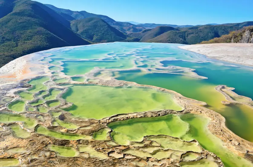 Vue d’une des sources de Hierve El Agua, Oaxaca, Mexique