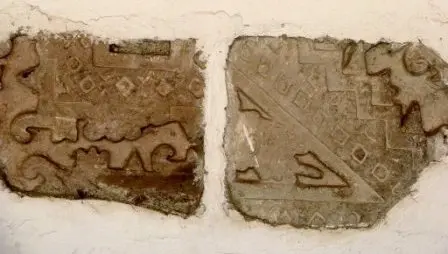 Pierre gravée préhispanique reutilisée dans la construction de l’église de Teotitlán del Valle, Oaxaca, Mexique