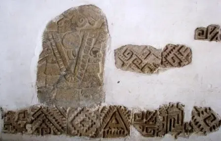 Pierres gravées Zapotèques réutilisées dans le cloître de l’église de Teotitlan del Valle, Oaxaca, Mexique
