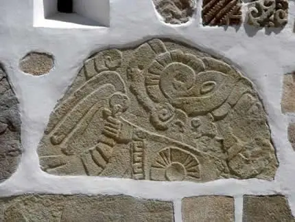 Pierre gravée Zapotèque réutilisée dans la façade de l’église de Teotitlan del Valle, Oaxaca, Mexique