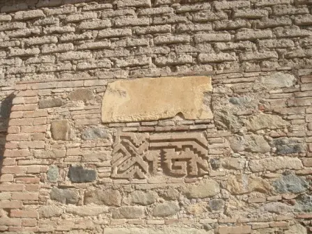 Pierre gravée Zapotèque réutilisée à Teotitlan del Valle, Oaxaca, Mexique