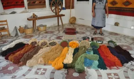 Les différents tons de laine obtenus de manière naturelle pour la réalisation des tapis de Teotitlan del Valle, Oaxaca, Mexique