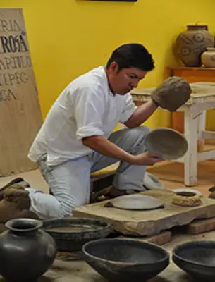 La fabrication de la céramique noire à San Bartolo Coyotepec, Oaxaca, Mexique